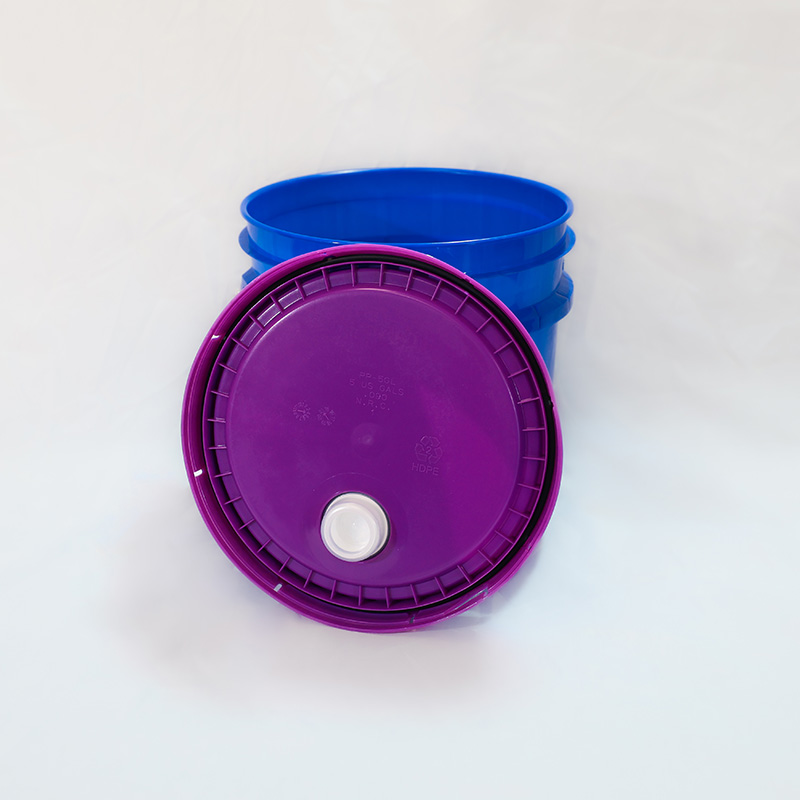 4.25 and 5 gallon lid front with pour spout